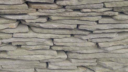 Kamenclub.ru: Песчаник пластушка светло-серый (3,0 см)  купить в Балашихе песчаник светло-серый, серый песчаник рваный ландшафтный колотый 13800 руб/м3   фото КАМЕНЬ КЛУБ