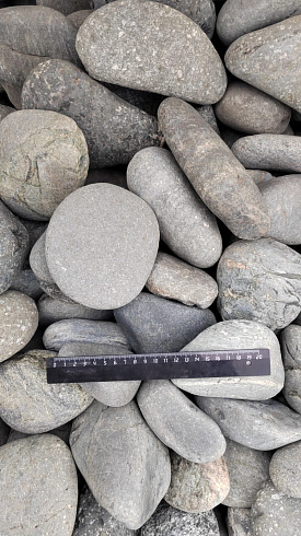 Kamenclub.ru: Галька речная окат (темно-серая) фр. 70-150 мм. купить  в Балашихе галька речная темно-серая, синяя, серая речная галька округлая  8000 руб/т   фото КАМЕНЬ КЛУБ