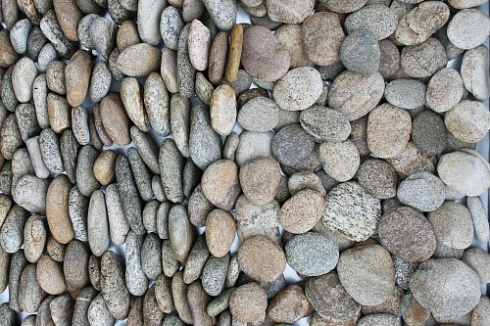 Kamenclub.ru: Галька речная плоская (серо-белая) фр. 70-120 мм. купить  в Балашихе галька галечник речной серый, белый окатанная плоская  природная галька 9000 руб/т   фото КАМЕНЬ КЛУБ