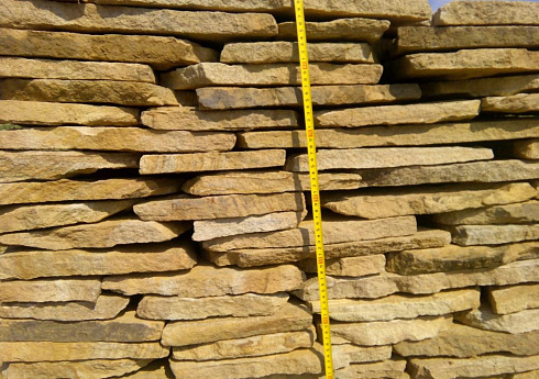 Kamenclub.ru: Песчаник пластушка желтый с разводом под дерево (2 см)  купить в Балашихе плитняк желтый с разводами, желтый, рыжий, серый песчаник пластушка рваная ландшафтная 11 000 руб/м3   фото КАМЕНЬ КЛУБ