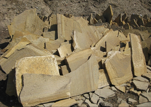 Kamenclub.ru: Форматный камень (плаха) пошаговая дорожка от 70-150 см (4 -12 см)  купить в Балашихе плитняк  форматный плаха желтый песчаник 9 000 руб/т   фото КАМЕНЬ КЛУБ