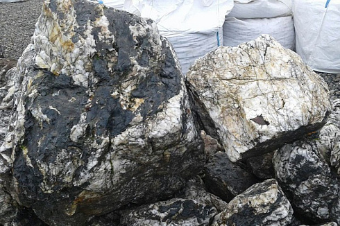 Kamenclub.ru: Черный гранит - кварцит фр. 100-500 мм.  купить в Балашихе мрамор гранит черный с белыми прожилками, серый, белый валун скальный колотый 7000 руб/т   фото КАМЕНЬ КЛУБ