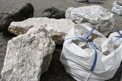 Kamenclub.ru: Мраморизированный известняк фр. 100-500 мм.  купить в Балашихе известняк серый белый темно-серый сероватый валун природного образования окатанный 10500 руб/т   фото КАМЕНЬ КЛУБ