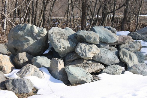 Kamenclub.ru: Гранит скальник (серо-зеленый) фр. 500-1500 мм.  купить в Балашихе гранит мрамор  серый зеленый темно-серый глыба скальная колотая ландшафтная 7 500 руб/т   фото КАМЕНЬ КЛУБ