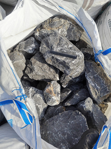 Kamenclub.ru: Черный мрамор скальник фр. 100-500 мм.  купить в Балашихе мрамор черный белый серый крупный колотый валун ландшафтный 8500 руб/т   фото КАМЕНЬ КЛУБ