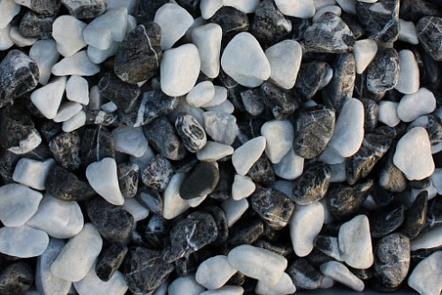 Kamenclub.ru: Мраморная крошка (щебень галтованный микс:: белый-черный) фр.5-10 мм  купить в Балашихе мрамор белый, черный, молочный, серый галтовка мраморная окатанная декоративная ландшафтная 15500 руб/т   фото КАМЕНЬ КЛУБ