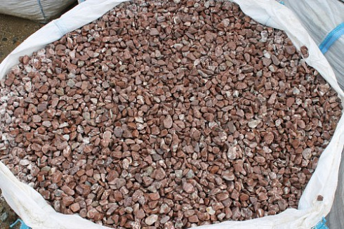 Kamenclub.ru: Мраморная крошка (щебень галтованный розовый) фр.10-20 мм.  купить в Балашихе мрамор розовый, красный ландшафтный декоративный окатанный округлый щебень 15000 руб/т   фото КАМЕНЬ КЛУБ