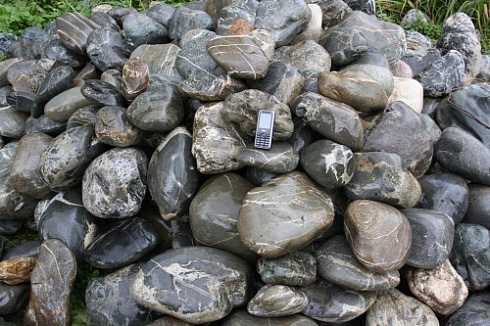 Kamenclub.ru: Валунчик Паутинник фр.100-300 мм  купить в Балашихе крупный природный камень галечник темно-серый с прожилками белый черный речной валунчик 5000 руб/т   фото КАМЕНЬ КЛУБ