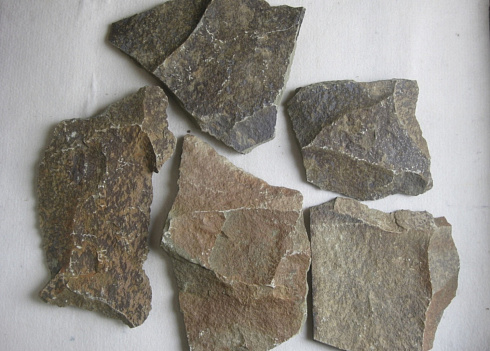 Kamenclub.ru: Песчаник пластушка "фонтанка" серо-зеленая (3,0-5,0 см)  купить в Балашихе песчаник серо-зеленая колотые плитки облицовочные пластушки 11400 руб/м3   фото КАМЕНЬ КЛУБ