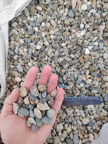 Kamenclub.ru: Галька речная окат (серая) фр.10-20 мм купить  в Балашихе галька речная серая, серый, темно-серый, светло-серый, коричневый ландшафтная декоративная речная окатанная округлая галька 5000 руб/т   фото КАМЕНЬ КЛУБ