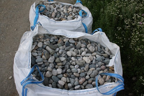 Kamenclub.ru: Галька речная окат (ассорти) фр. 50-100 мм. купить  в Балашихе галька природная округлая серая белая черная серая коричневая синяя галька речная окатанная округлая 6200 руб/т   фото КАМЕНЬ КЛУБ