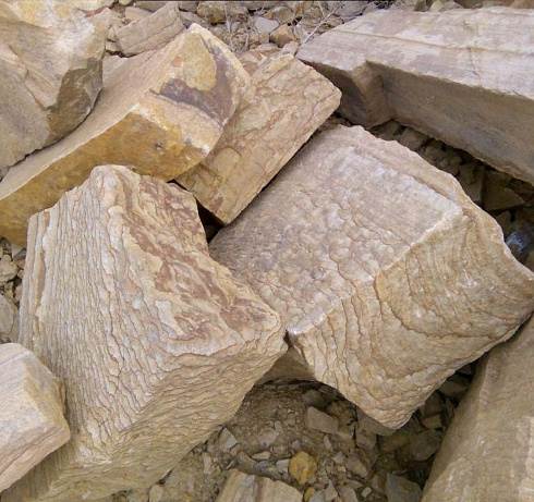 Kamenclub.ru: Песчаник пластушка желтый с рисунком (7-15 см)  купить в Балашихе плитняк - пластушка - бут желтый песчаник 10200 руб/м3   фото КАМЕНЬ КЛУБ