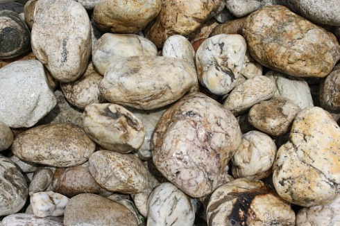 Kamenclub.ru: Кварцевый валунчик фр.100-300 мм.  купить в Балашихе кварц белый, бежевый молочный рыжий крупный природный камень галечник 7850 руб/т   фото КАМЕНЬ КЛУБ