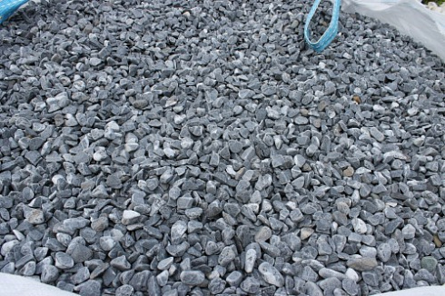 Kamenclub.ru: Щебень галтованный черный (мрамор) фр.10-20 мм.  купить в Балашихе мрамор черный с белыми прожилками, черный, белый окатанный округлый ландшафтный декоративный щебень 15000 руб/т   фото КАМЕНЬ КЛУБ