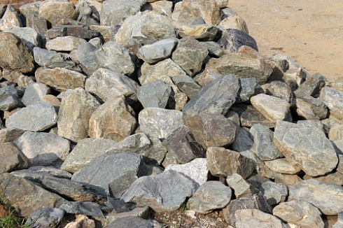 Kamenclub.ru: Гранит скальник (серо-зеленый) фр. 100-500 мм.  купить в Балашихе гранит зеленый, серый, салатовый крупный ландшафтный валун 6 000 руб/т   фото КАМЕНЬ КЛУБ