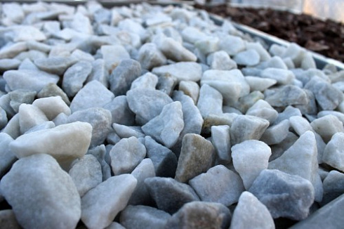 Kamenclub.ru: Мраморная крошка, щебень, цвет-белый,  фр. 20-40 мм.  купить в Балашихе мрамор белый молочный слоновая кость айвори  мраморная крошка ландшафтная 12000 руб/т   фото КАМЕНЬ КЛУБ