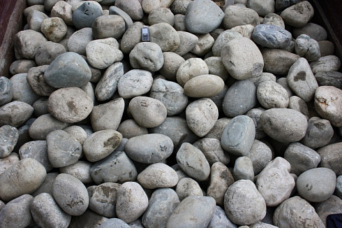 Kamenclub.ru: Темно-серый валунчик фр.100-300 мм.  купить в Балашихе крупный природный камень серый, темно-серый, светло-серый речная галька большого размера окатанная 4500 руб/т   фото КАМЕНЬ КЛУБ