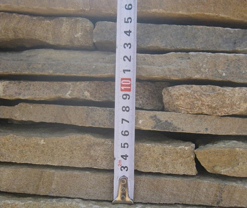 Kamenclub.ru: Песчаник пластушка желтый с разводом под дерево (2 см)  купить в Балашихе плитняк желтый с разводами, желтый, рыжий, серый песчаник пластушка рваная ландшафтная 11 000 руб/м3   фото КАМЕНЬ КЛУБ