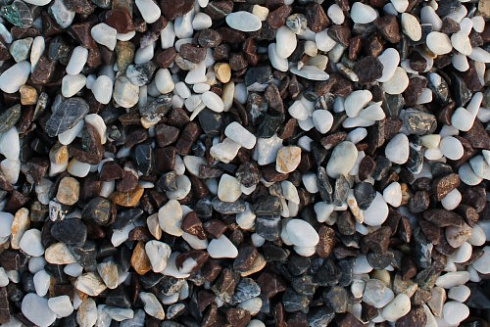 Kamenclub.ru: Мраморная крошка (щебень галтованный микс:белый-черный-розовый) фр.40-70 мм.  купить в Балашихе мрамор белый, черный розовый декоративный щебень галтованный 15500 руб/т   фото КАМЕНЬ КЛУБ