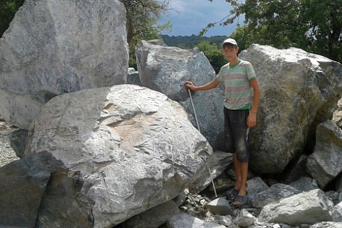 Kamenclub.ru: Змеевик скальник фр. 500-1500 мм.  купить в Балашихе змеевик зеленый серый черный глыба скальная колотая 7500 руб/т   фото КАМЕНЬ КЛУБ