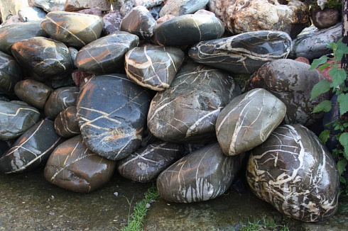 Kamenclub.ru: Валунчик Паутинник фр.100-300 мм  купить в Балашихе крупный природный камень галечник темно-серый с прожилками белый черный речной валунчик 5000 руб/т   фото КАМЕНЬ КЛУБ