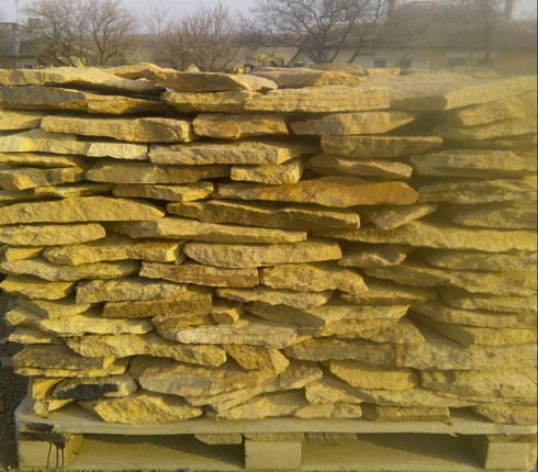 Kamenclub.ru: Песчаник пластушка "фонтанка" желтая (3,0 - 5,0 см)  купить в Балашихе песчаник желтая, рыжий, желтый песчаник колотый рваный со сколом облицовочный 16200 руб/м3   фото КАМЕНЬ КЛУБ