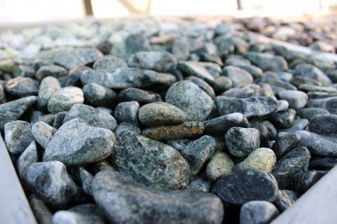 Kamenclub.ru: Щебень галтованный зеленый (змеевик) фр. 20-40 мм.  купить в Балашихе мрамор зеленый, салатовый оголтованный щебень мраморный 12500 руб/т   фото КАМЕНЬ КЛУБ