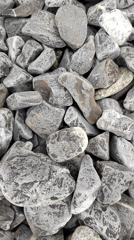 Kamenclub.ru: Щебень галтованный черный (мрамор) фр.40-70 мм.  купить в Балашихе мрамор черный с белыми прожилками, черный, белый щебень галтованный округлый 13500 руб/т   фото КАМЕНЬ КЛУБ