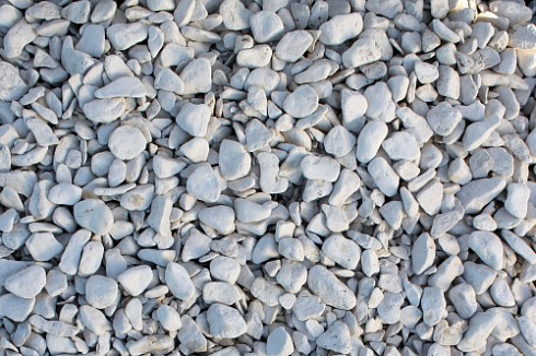 Kamenclub.ru: Мраморная крошка (щебень галтованный белый) фр.40-70 мм.  купить в Балашихе мрамор белый молочный айвори окатанный округлый природный камень 17000 руб/т   фото КАМЕНЬ КЛУБ