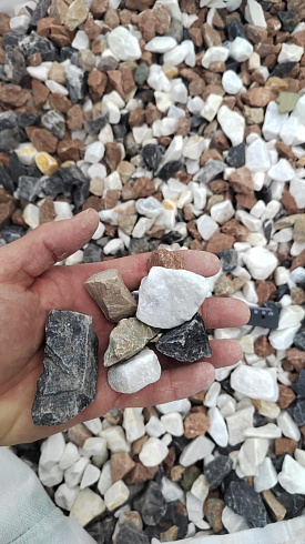 Kamenclub.ru: Мраморная крошка (щебень крошка микс : белый-черный-розовый) фр. 20-40 мм.  купить в Балашихе мрамор белый, черный, розовый декоративная ландшафтная крошка 12000 руб/т   фото КАМЕНЬ КЛУБ