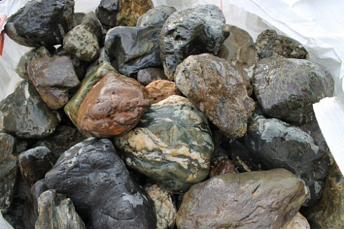 Kamenclub.ru: Ландшафтные валунчики фр.100-500 мм.  купить в Балашихе крупный природный камень серый, темно-серый, светло-серый речной валун крупный 4800 руб/т   фото КАМЕНЬ КЛУБ