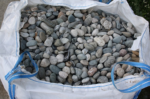 Kamenclub.ru: Галька речная окат (серая) фр.40-60 мм купить  в Балашихе галька речная серый бежевый рыжий коричневый округлый речной камень 5000 руб/т   фото КАМЕНЬ КЛУБ