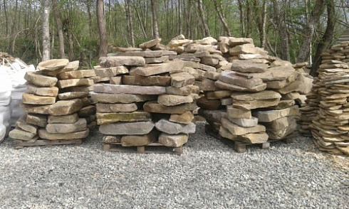 Kamenclub.ru: Песчаник плиты - плахи - пошаговые дорожки (фр. 70-150 мм)  купить в Балашихе песчаник серый бежевый желтый зеленый колотый песчаник строительный 6500 руб/т   фото КАМЕНЬ КЛУБ