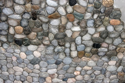 Kamenclub.ru: Галька речная плоская (ассорти) фр. 70-150 мм. купить  в Балашихе галька галечник серый белый темно-серый синий светло-серый плоская природная галька  9000 руб/т   фото КАМЕНЬ КЛУБ