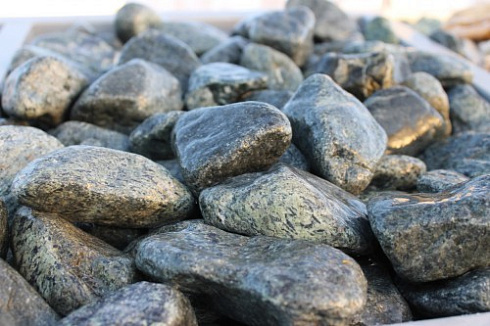 Kamenclub.ru: Щебень галтованный зеленый (змеевик) фр. 50-100 мм.  купить в Балашихе галтовка мраморная зеленый, салатовый мрамор 12 500 руб/т   фото КАМЕНЬ КЛУБ