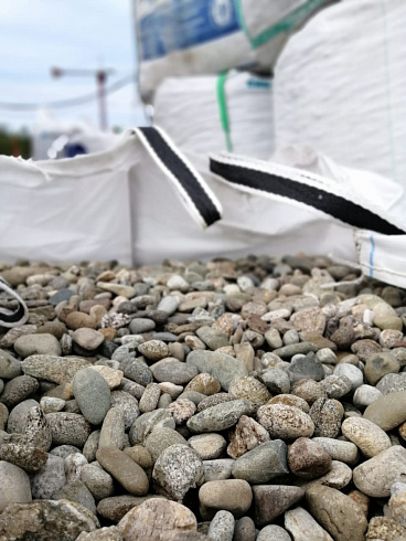 Kamenclub.ru: Галька речная окат (пестрая) фр. 20-40 мм. купить  в Балашихе галька речная пестрая, серая, серые оттенки галька речная окатанная округлая 5000 руб/т   фото КАМЕНЬ КЛУБ