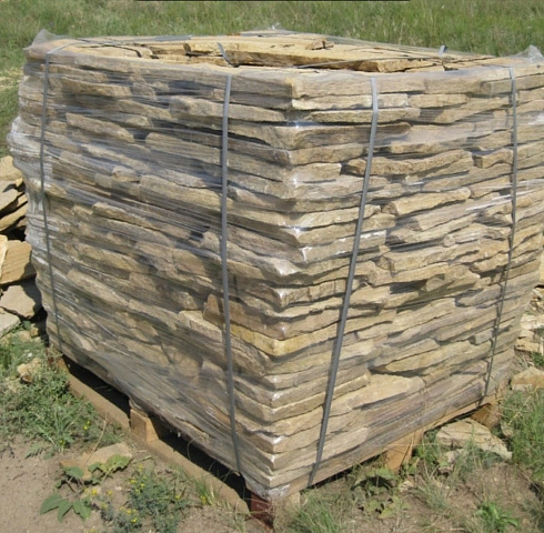 Kamenclub.ru: Песчаник пластушка желтый с рисунком (3 см)  купить в Балашихе песчаник желтый с рисунком, рыжий, желтый песчаник пластушка ландшафтная рваная 8 500 руб/м3   фото КАМЕНЬ КЛУБ