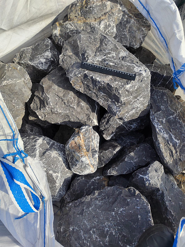 Kamenclub.ru: Черный мрамор скальник фр. 100-500 мм.  купить в Балашихе мрамор черный белый серый крупный колотый валун ландшафтный 8500 руб/т   фото КАМЕНЬ КЛУБ