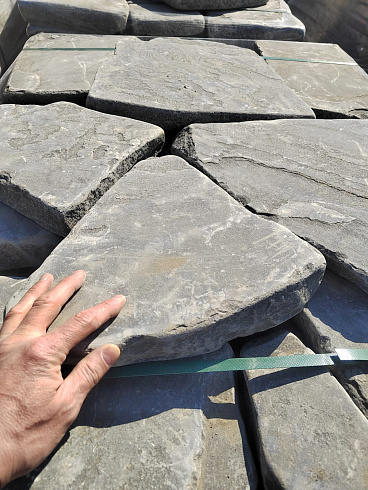 Kamenclub.ru: Песчаник пластушка светло-серый (4,0 - 6,0 см)  купить в Балашихе плитняк - пластушка светло-серый песчаник 12600 руб/м3   фото КАМЕНЬ КЛУБ