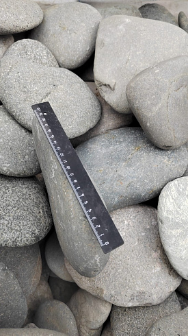 Kamenclub.ru: Галька речная плоская (темно-серая) фр. 70-150 мм. купить  в Балашихе галечник природный темно-серый серый синий речная плоская природная окатанная  9000 руб/т   фото КАМЕНЬ КЛУБ