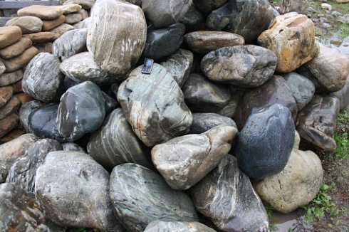 Kamenclub.ru: Речной валун Кабанчик фр.300-500 мм.  купить в Балашихе крупный природный камень галька серый, темно-серый речной валун галечник масштабный 7000 руб/т   фото КАМЕНЬ КЛУБ