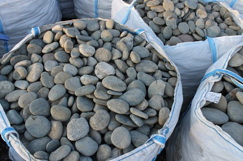 Kamenclub.ru: Галька речная плоская (ассорти) фр. 100-200-300 мм. купить  в Балашихе галька плоская разноцветная серый белый темно-серый синий речная галька ландшафтная 8000 руб/т   фото КАМЕНЬ КЛУБ