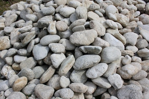 Kamenclub.ru: Бело-серый валунчик фр.100-300 мм.  купить в Балашихе крупный камень для ландшафта серый, белый бело-серый валун крупная галька 4500 руб/т   фото КАМЕНЬ КЛУБ