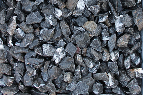 Kamenclub.ru: Щебень крошка черный (мрамор) фр. 40-70 мм.  купить в Балашихе мрамор черный с белыми прожилками, черный, белый декоративный щебень 11000 руб/т   фото КАМЕНЬ КЛУБ