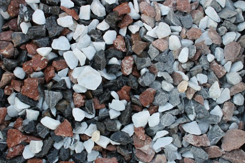 Kamenclub.ru: Мраморная крошка (щебень крошка микс : белый-черный-розовый) фр. 20-40 мм.  купить в Балашихе мрамор белый, черный, розовый декоративная ландшафтная крошка 12000 руб/т   фото КАМЕНЬ КЛУБ