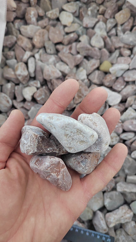 Kamenclub.ru: Мраморная крошка (щебень галтованный розовый) фр.20-40 мм.  купить в Балашихе мрамор розовый, красный оголтованный округлый щебень  15000 руб/т   фото КАМЕНЬ КЛУБ