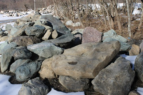 Kamenclub.ru: Гранит скальник (серо-зеленый) фр. 500-1500 мм.  купить в Балашихе гранит мрамор  серый зеленый темно-серый глыба скальная колотая ландшафтная 7 500 руб/т   фото КАМЕНЬ КЛУБ