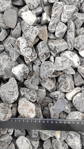 Kamenclub.ru: Щебень галтованный черный (мрамор) фр.40-70 мм.  купить в Балашихе мрамор черный с белыми прожилками, черный, белый щебень галтованный округлый 13500 руб/т   фото КАМЕНЬ КЛУБ