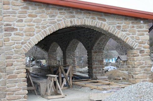 Kamenclub.ru: Песчаник для строительства и кладки блочный (фр 100-200 мм)  купить в Балашихе песчаник бежевый серый рыжий валун мелкий для строительства песчаник 6500 руб/т   фото КАМЕНЬ КЛУБ