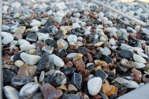 Kamenclub.ru: Мраморная крошка (щебень галтованный микс:белый-черный-розовый-медовый) фр.10-20 мм.  купить в Балашихе мрамор белый, медовый, черный, розовый мраморный декоративный ландшафтный окатанный округлый галтованный щебень 15500 руб/т   фото КАМЕНЬ КЛУБ